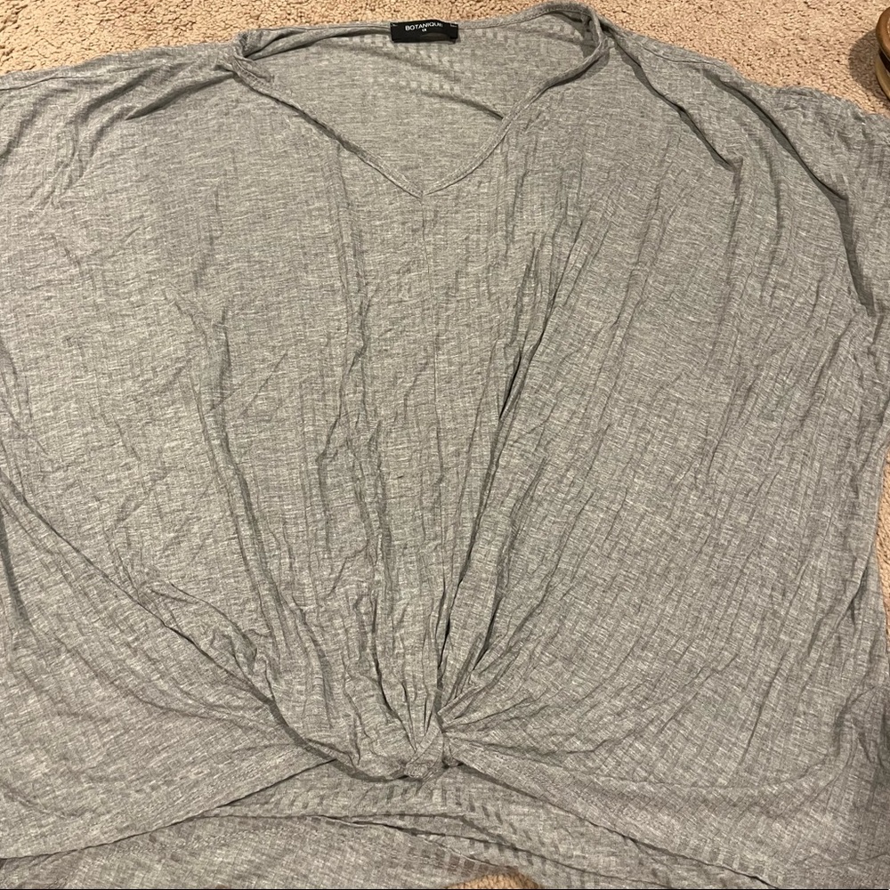 Short sleeve shirt with knot design on front